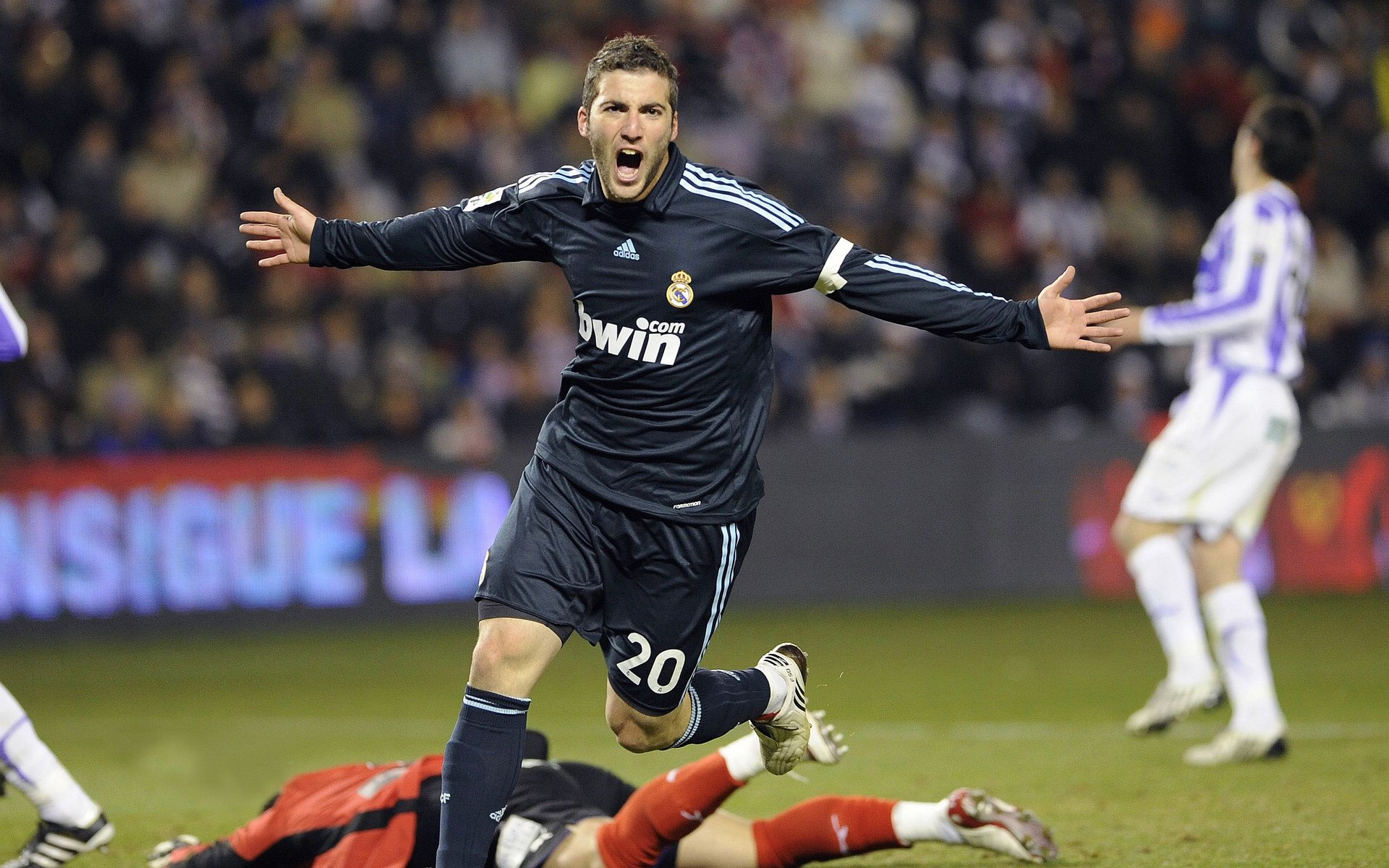 ky体育平台-赛场“火花”_激烈碰撞引发争议，观赛火花